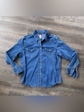 Vintage Women’s Levi's Rhinestone Red-Logo Denim Shirt - XL